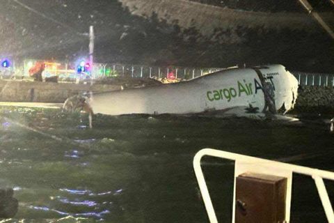 Panică pe unul dintre cele mai mari aeroporturi internaționale! Două persoane au murit după ce aeronava a lovit un vehicul de pe pistă și s-a prăbușit în mare